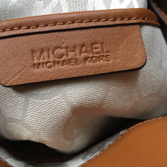 New Michael Kors Marina Gold Travel Tote Purse Lrg - Picture 4 of 9